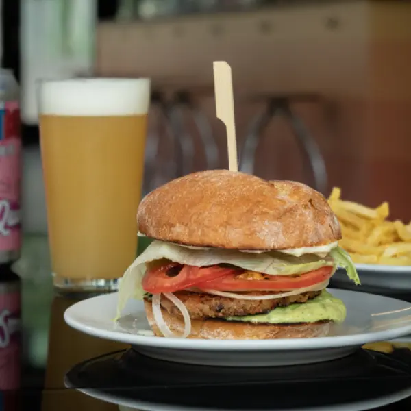 Hamburguesa vegana y Session Neipa